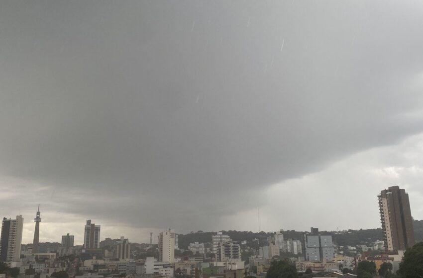  Inmet emite alerta para chuvas intensas e risco de tempestades no Paraná