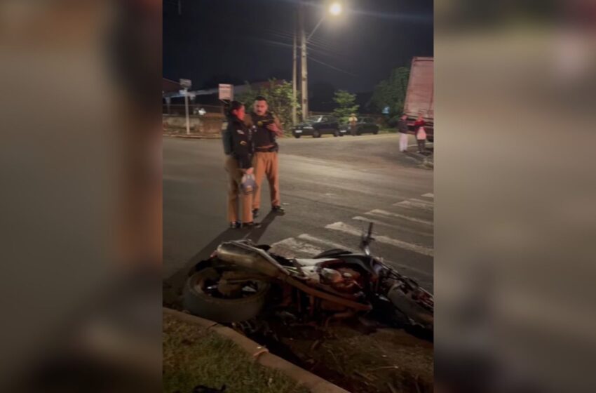  Motociclista morre após colidir em traseira de caminhão
