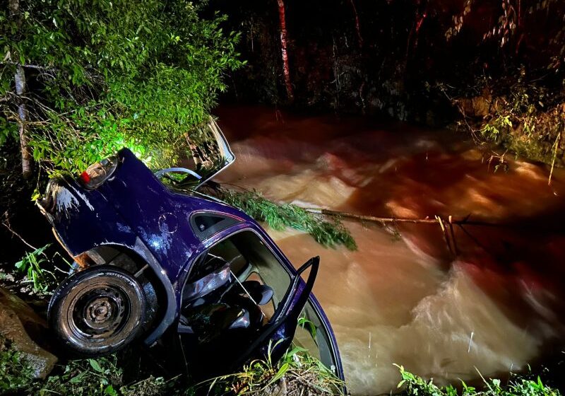  Motorista morre após carro cair em rio em zona rural