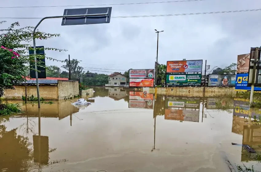  Fortes chuvas que atingem Santa Catarina obrigam 925 pessoas a abandonar casas
