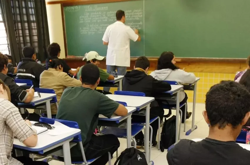  Professores da rede estadual do Paraná aprovam greve por tempo indeterminado a partir do dia 3 de junho