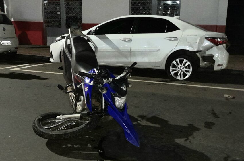  Homem fica gravemente ferido após colidir motocicleta em um automóvel estacionado