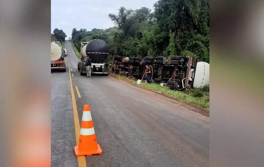  Caminhão tomba na PRC-158 e motorista fica ferido; pista está em PARE/SIGA