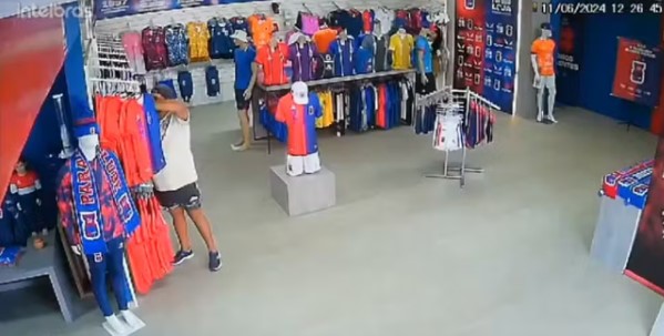  Homem é flagrado furtando 17 camisas do Paraná Clube em loja oficial