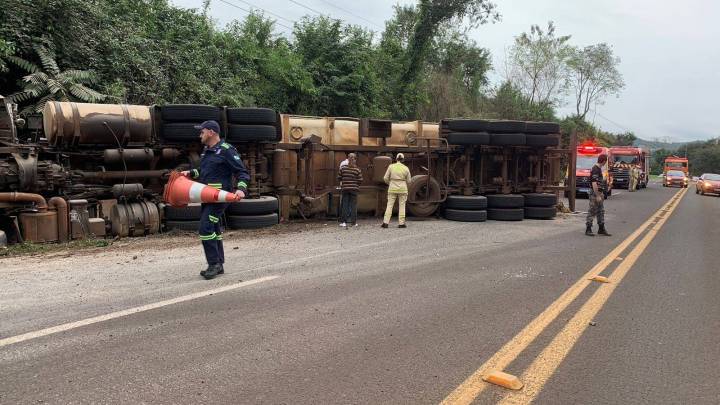  Motorista perde controle da direção e tomba caminhão com carga na PR-281