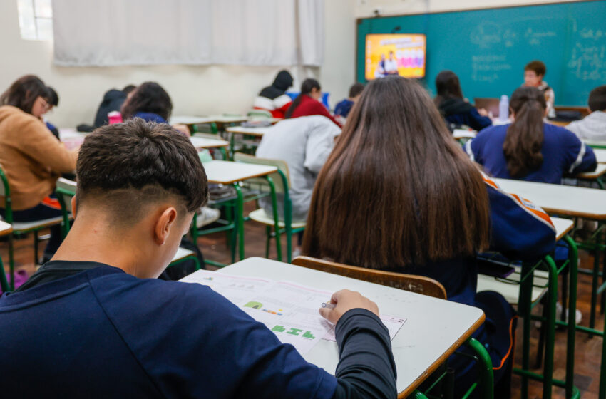  Governador do Paraná sanciona lei que cria o programa Parceiro da Escola