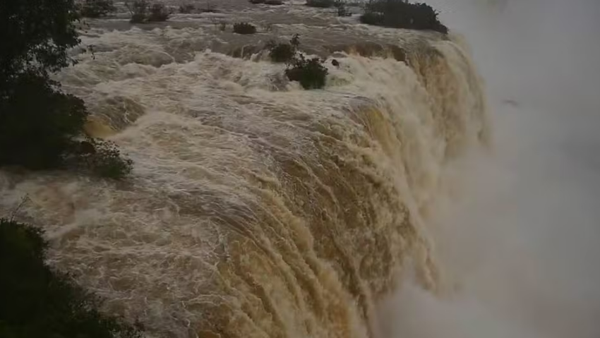  Vazão das Cataratas do Iguaçu chega a 7,5 milhões de litros por segundo e continua subindo