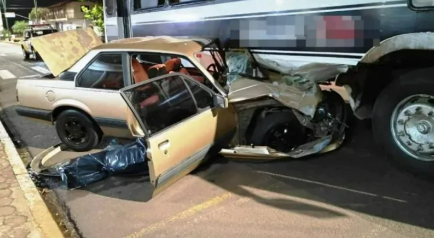  Homem morre em grave colisão envolvendo carro e ônibus