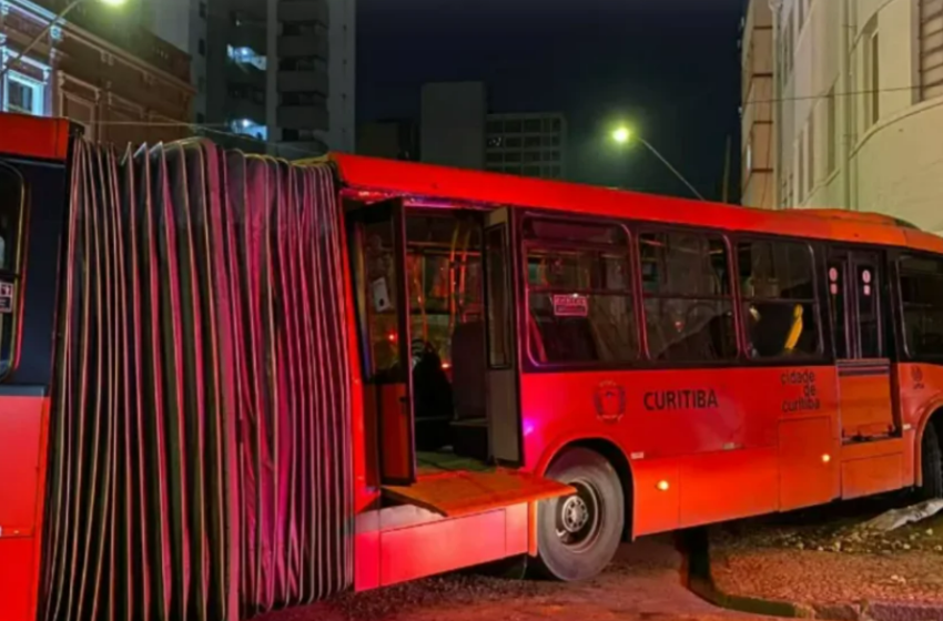  14 pessoas ficam feridas no Paraná após ônibus biarticulado bater em muro