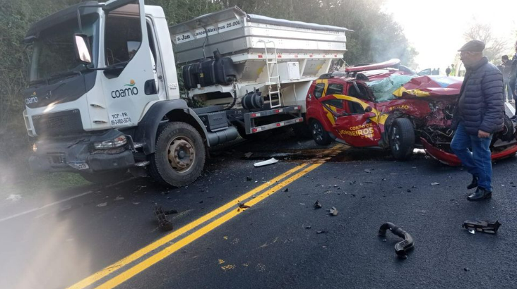  Grave acidente entre uma viatura do Corpo de Bombeiros e um caminhão deixa homem ferido