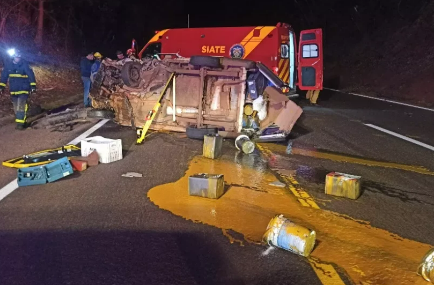  Acidente deixa motorista em estado grave após capotar e carga de tinta espalha na rodovia no Paraná