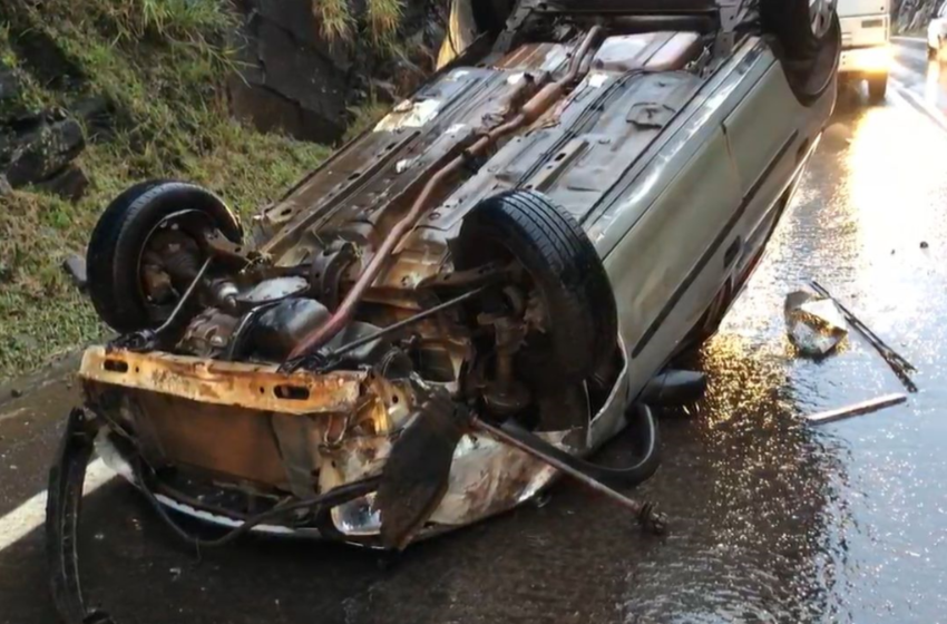  Carro capota na PR 180 em Francisco Beltrão após bater em pedras