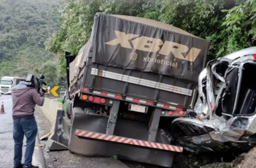  Grave acidente deixa carro prensado entre caminhão e barranco na BR 277