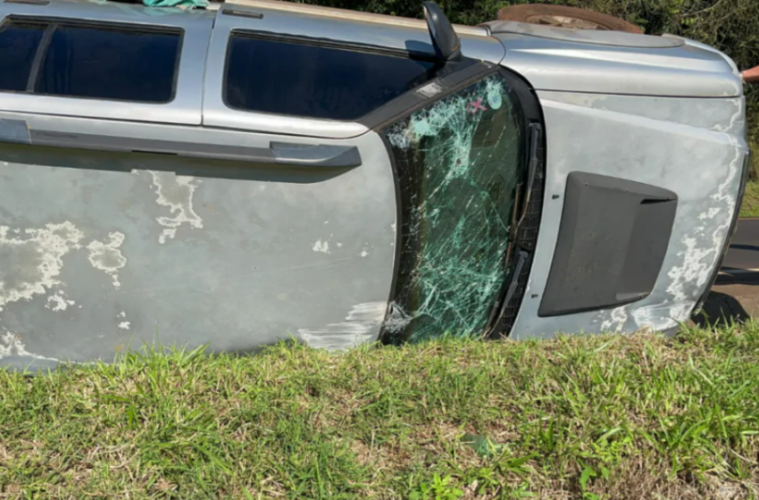  Caminhonete acaba tombando na PR-280 após perder controle na curva