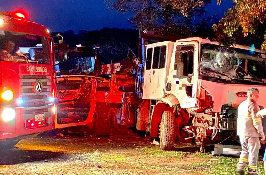  Colisão entre dois caminhões deixa trabalhadores feridos na PR 562