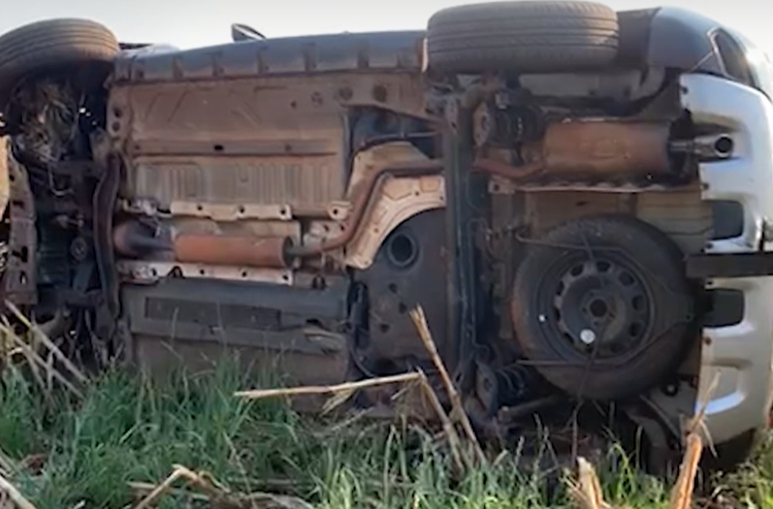  Carro para em plantação de milho após enfermeira capotar veículo no Paraná