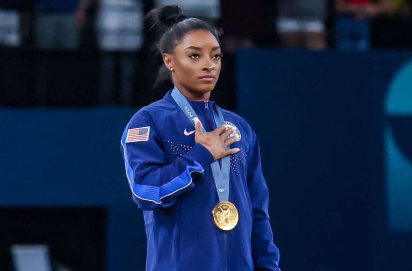  Simone Biles revela novo visual após críticas ao seu cabelo