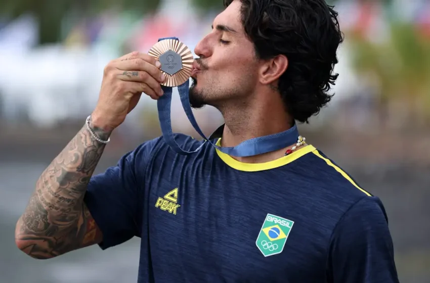  Brasileiro Gabriel Medina garante medalha de bronze no surfe masculino dos Jogos Olímpicos de Paris