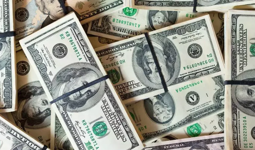  Dólar sobe para R$ 5,61 e fecha em valor mais alto em um mês