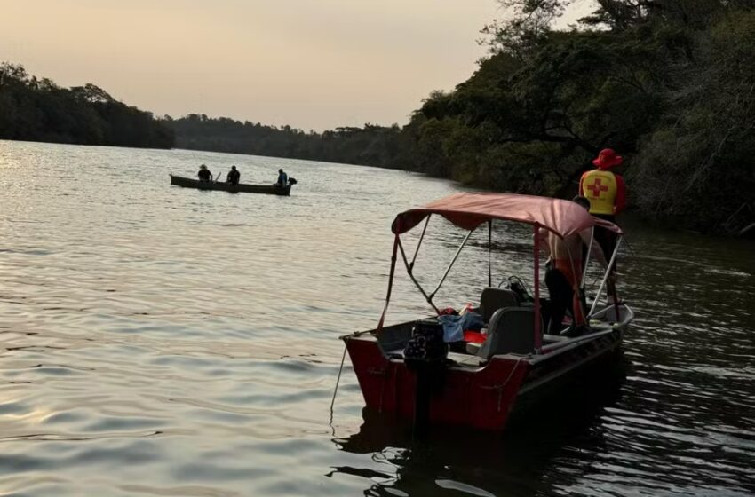  Corpo de Bombeiros encontram corpo de pescador em rio do Paraná; pai dele continua desaparecido