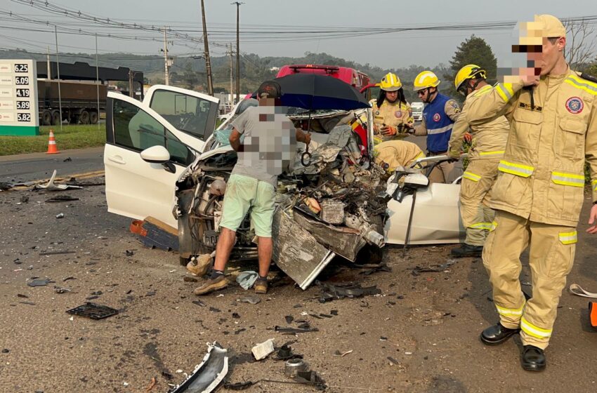  Colisão entre carro e caminhão deixa duas pessoas feridas