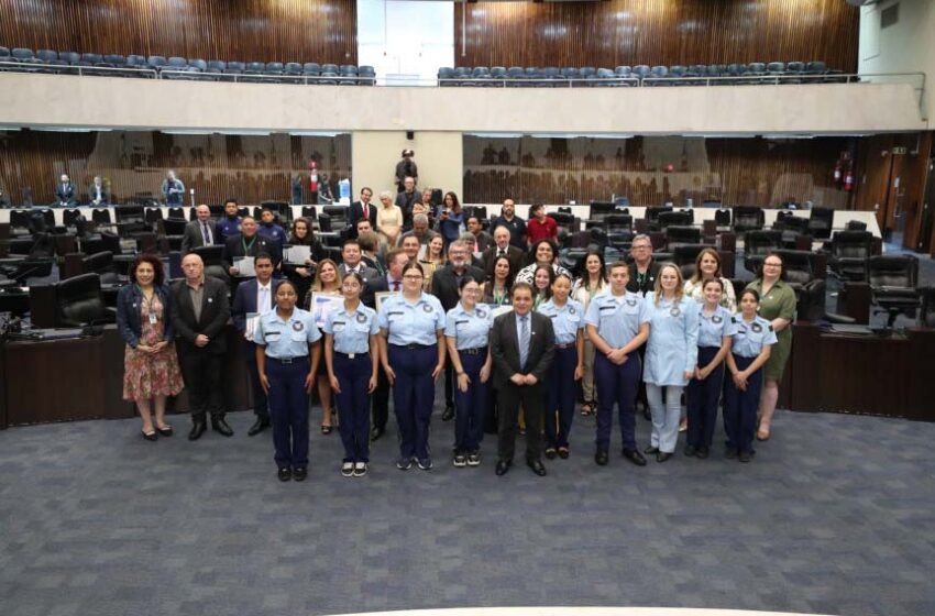  Programa estadual dos colégios cívico-militares é homenageado na Alep