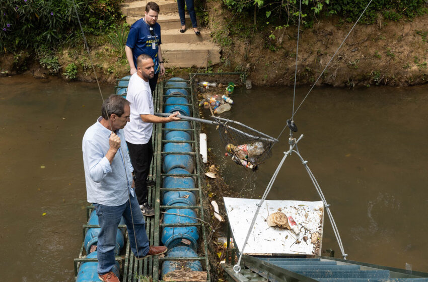  Técnicos da Sanepar visitam Ecobarreira, projeto que extraiu 20 toneladas de lixo de rio