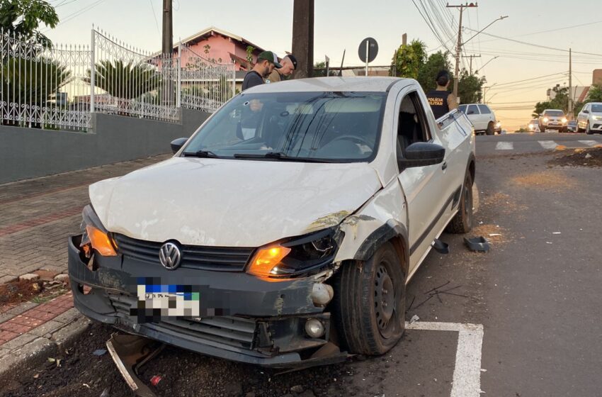  Motorista perde controle da direção e colide contra sinalização