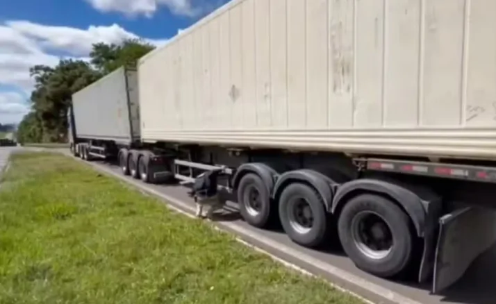  Carreta com mais de 18 toneladas de excesso de peso é flagrada pela Polícia Rodoviária Federal no Paraná