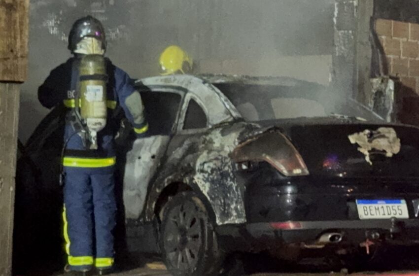  Três veículos são consumidos pelo fogo no bairro Terra Nossa em Francisco Beltrão