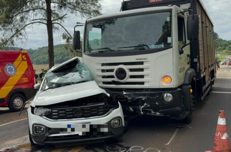 Duas pessoas morrem em colisão entre caminhão e carro em Francisco Beltrão