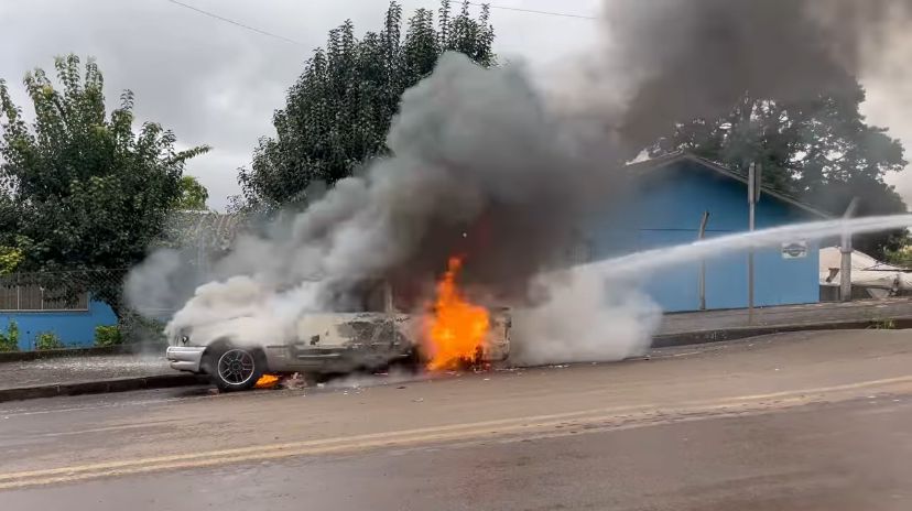  Após incendiar carro, homem tenta agredir policiais e acaba preso