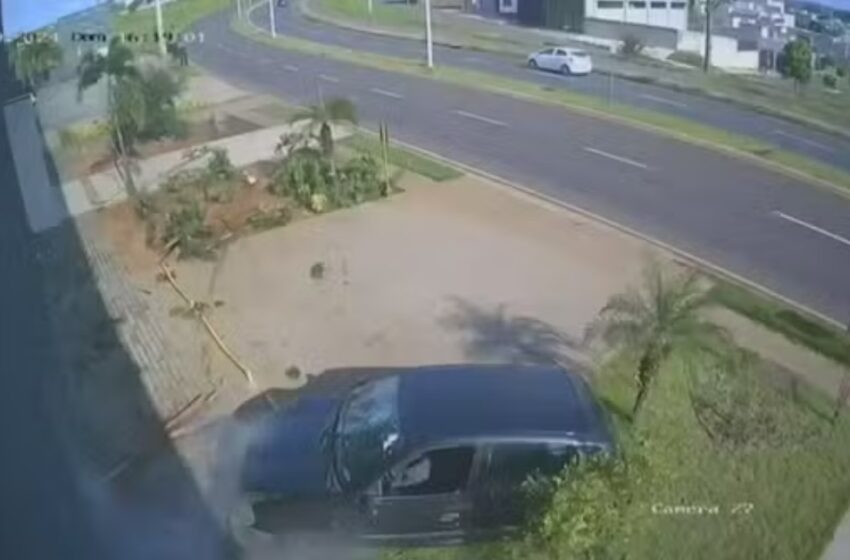  Mulher sem CNH é presa após invadir calçada e bater carro contra muro no Paraná