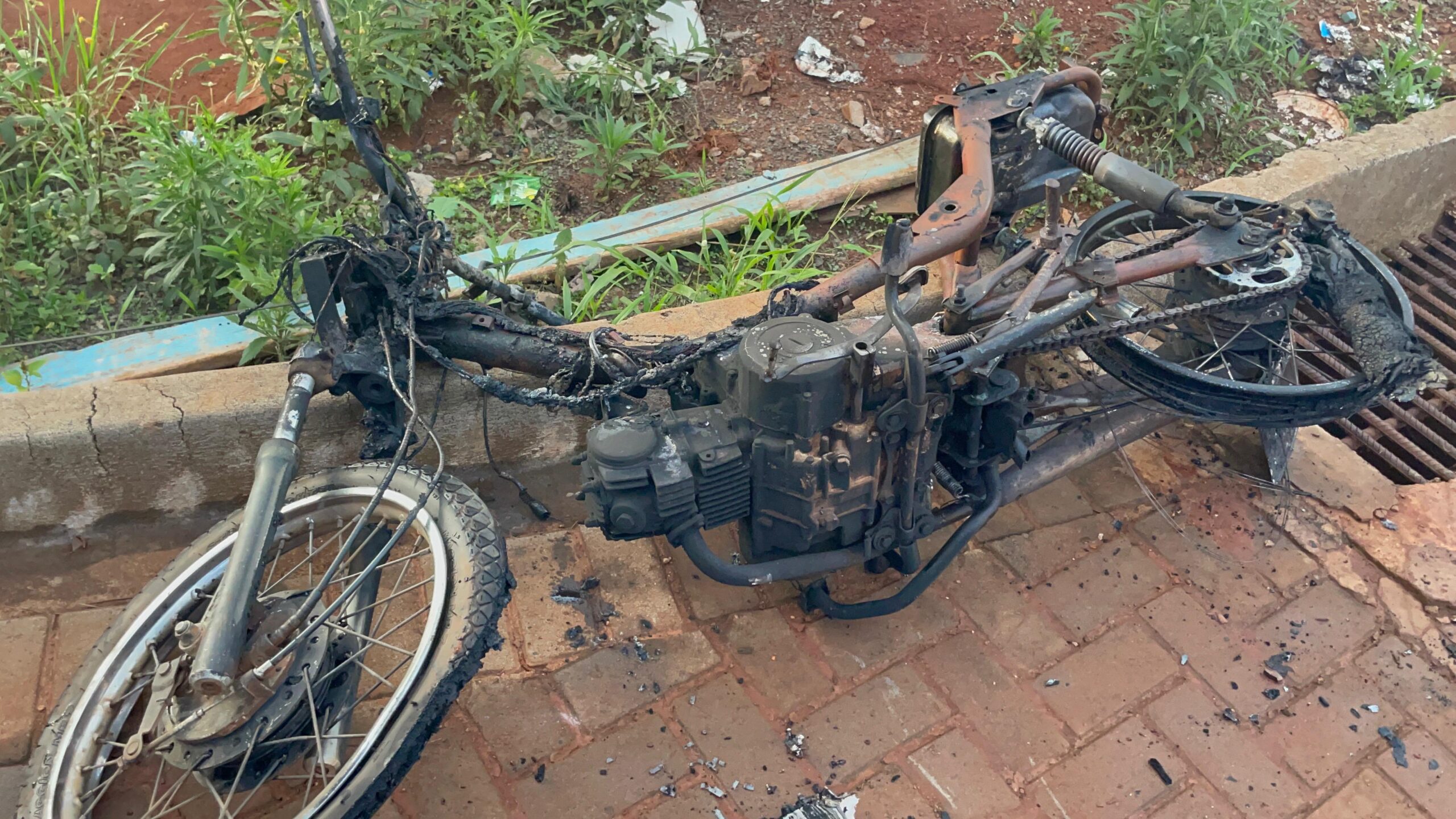 Corpo de Bombeiros combate incêndio em motocicleta no Terra Nossa