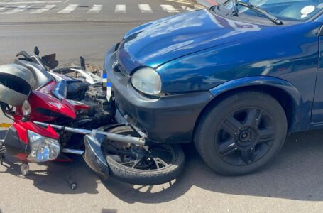 Colisão entre carro e moto é registrada no centro de Francisco Beltrão