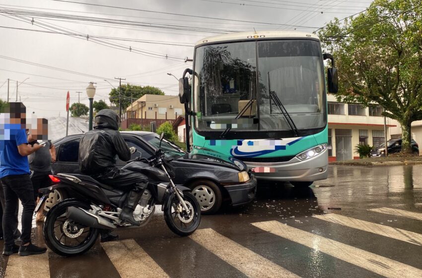  Mulher sofre ferimentos na cabeça após colisão entre carro e ônibus