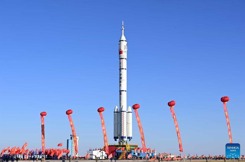  China envia três astronautas para conduzir experimentos científicos no espaço