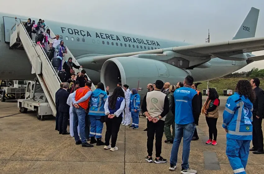  Avião da FAB com 221 brasileiros repatriados do Líbano pousa em São Paulo