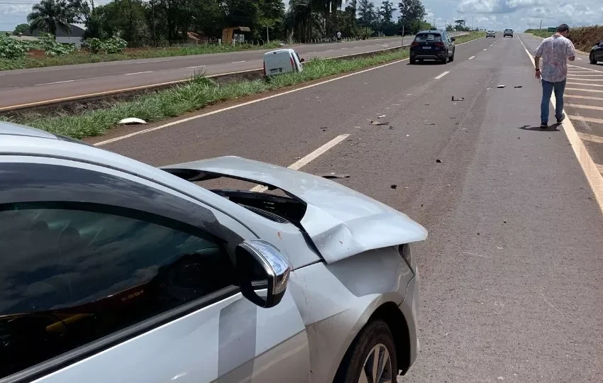  Carro cai em valeta após batida na BR 467 no Paraná