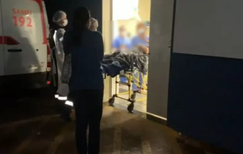  Mulher aguarda quase oito horas dentro de ambulância na porta do Hospital Universitário