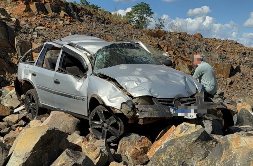  Motorista fica ferido após veículo sair da pista e ir parar em meio a pedreira na PR-180 em Francisco Beltrão