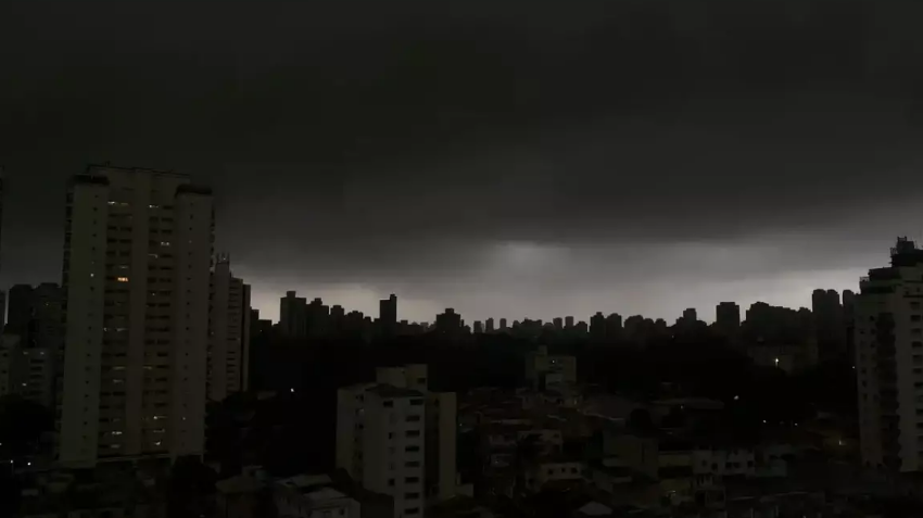  Raios e chuva forte: nova frente fria deve chegar ao Paraná nos próximos dias 