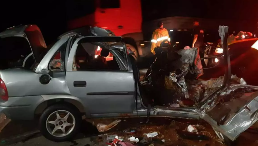  Casal perde a vida em acidente com caminhão na BR-153; carro  ficou destruído