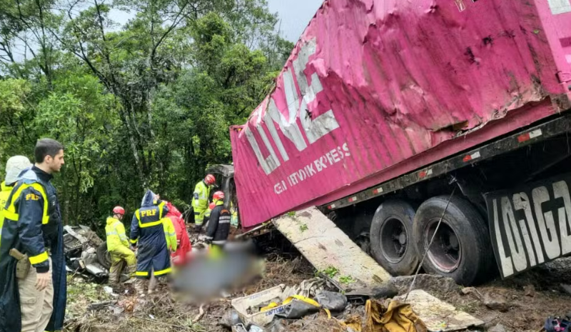  Dono e motorista de caminhão que tombou sobre van com time de remo são indiciados por homicídio culposo