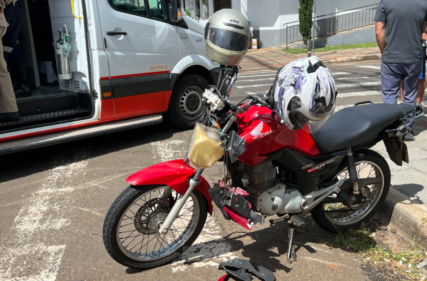  Motociclista é atendido pela equipe SAMU após colisão em cruzamento no centro