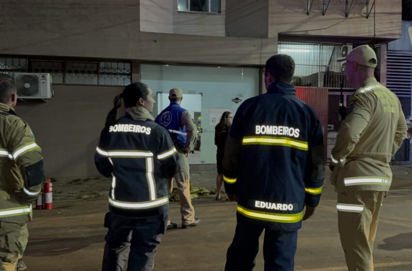  Corpo de Bombeiros combate incêndio em prédio de estabelecimento comercial no centro de Francisco Beltrão