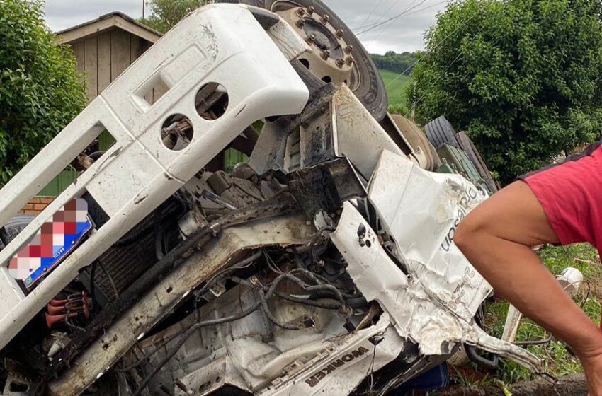  Motorista morre apos caminhão carregado com gás  capotar na PR-562