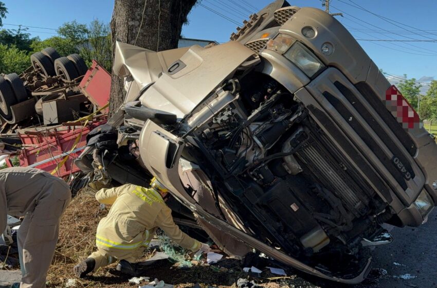  Carreta carregada tomba na PR-566 e motorista fica ferido