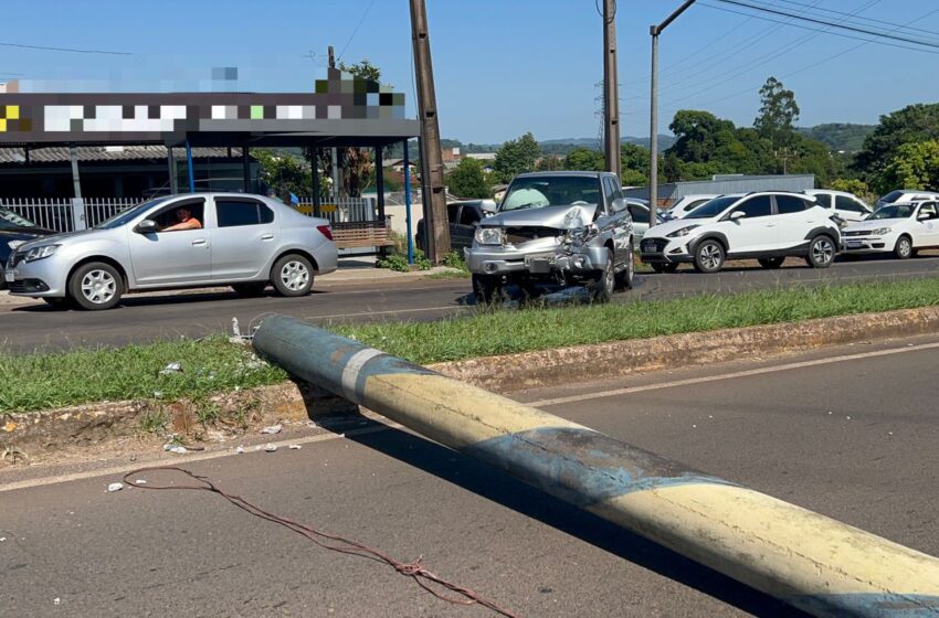  Motorista colide veiculo contra poste de energia após passar mal na Avenida Atílio Fontana