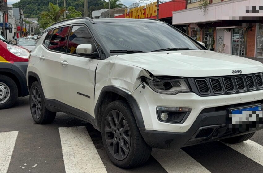  Colisão entre carro e moto deixa uma pessoa ferida na Avenida Júlio Assis Cavalheiro